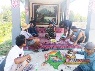 Babinsa Koramil 1015-07/Parenggean Laksanakan Komsos Bersama Warga Desa Sari Harapan