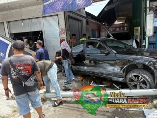 Mobil BMW menabrak Warung di Jalan Yos Sudarso Palangkaraya