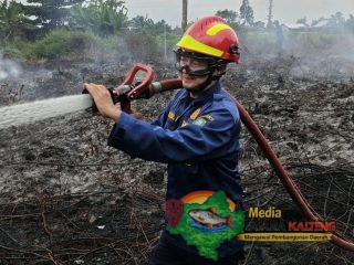 Damkarmat Kotim Berhasil Padamkan Kebakaran Lahan di Jalan Bawi Jahawen Sampit