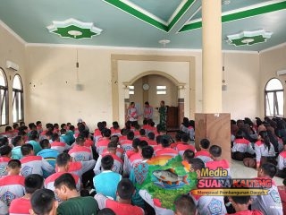 Bangun Karakter Siswa, Perwira Sandi Kodim 1015/Sampit Berikan Materi Wasbang di SMKN 1 Sampit