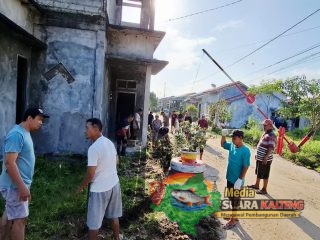 Peduli Lingkungan, Warga RT 67/04 Gotong Royong di Jalan TVRI