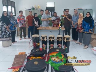 Dukung Pelestarian Budaya Lokal, PT RMU Serahkan Alat Musik Tradisional ke SMAS PGRI 2 Sampit