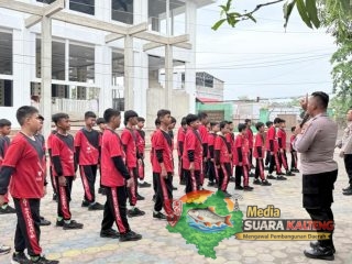 Satbinmas Polres Kotim Berikan Latihan Baris Berbaris di SD Islam Baiturrahim