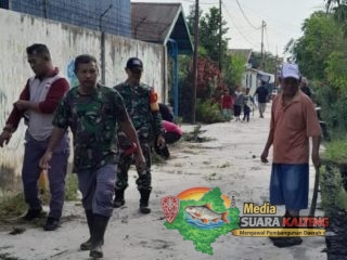 Babinsa Koramil 1015-03/ MB Ketapang Gotong Royong Bersama Warga Bersihkan Jalan Panjaitan