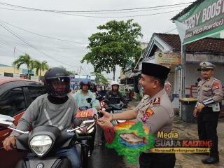 Polres Kotim Berbagi Takjil, Wujud Kepedulian di Bulan Ramadhan