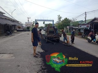 Pengelola Pasar Al Kamal Sampit Lakukan Pengaspalan Mandiri, Demi Kenyamanan Pengunjung
