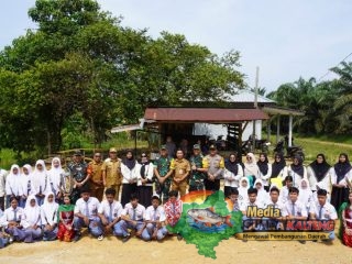 Tim Wasev Mabesad Disambut Meriah Pelajar Saat Tinjau TMMD ke-127 di Desa Tri Buana