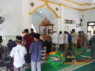 Satgas TMMD ke-127 Kodim 1015/Sampit Sholat Jumat Bersama Warga