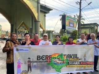 PERIANG Kapuas Bagikan Takjil Ramadhan di Depan Masjid Agung Al Mukarram Amanah