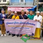 Tokoh Banjar Kotim Bagikan Ribuan Takjil di Penghujung Ramadan 1447 Hijriah
