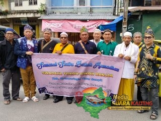 Tokoh Banjar Kotim Bagikan Ribuan Takjil di Penghujung Ramadan 1447 Hijriah