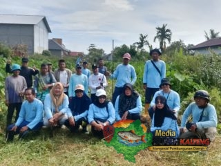 Lurah Baamang Tengah Bersama Seklur Pimpin Jum'at Bersih, Membuat Badan Jalan di Gang Riak Mentaya Menuju ke Jalan Hasan Mansyur