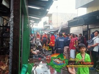 Si Jago Merah Hanguskan Lima Toko di Pasar Blok R Kapuas