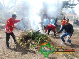Lurah Baamang Tengah Bersama Ibu-ibu Tim Pemburu Sampah dan PKK Gotong Royong Bersihkan Drainase di lingkungan Kelurahan Baamang Tengah.
